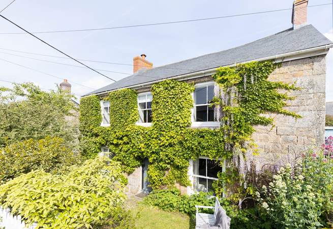 Welcome to Montaza, a stunning property in the charming village of Goldsithney.