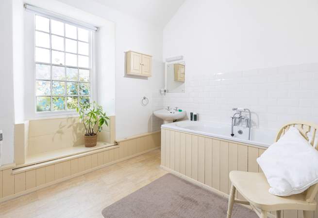 The elegant family bathroom.