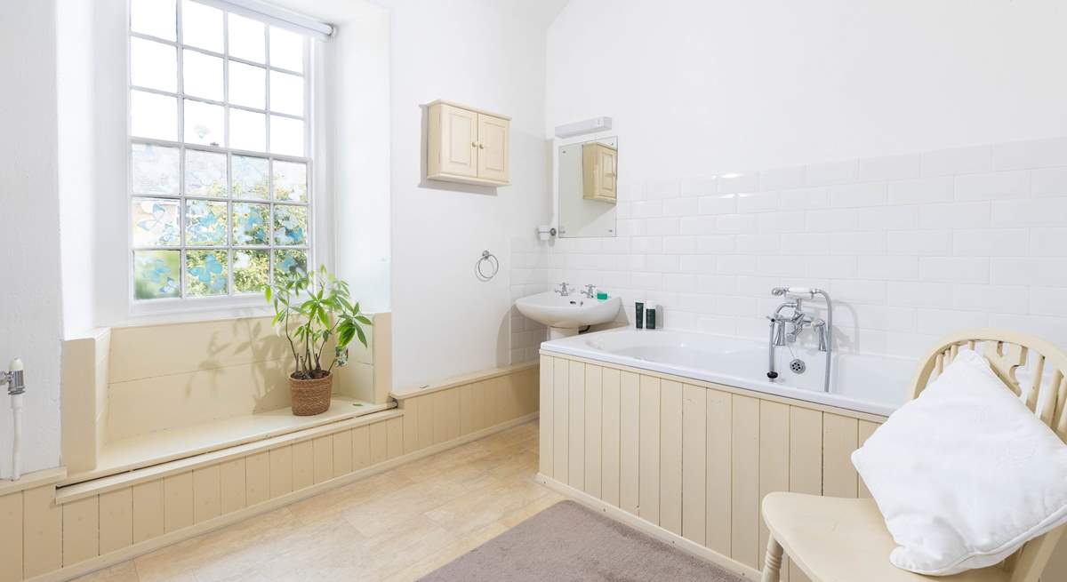 The elegant family bathroom.