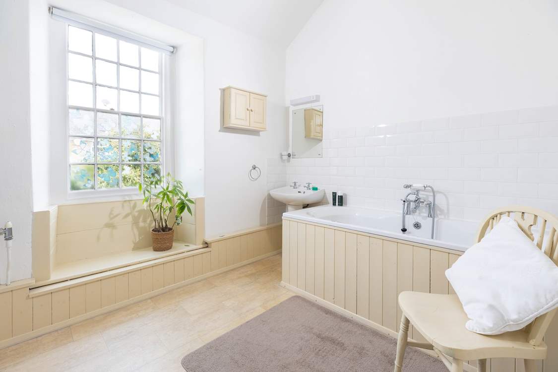 The elegant family bathroom.