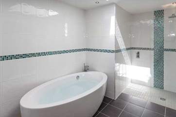 The gorgeous bathroom.