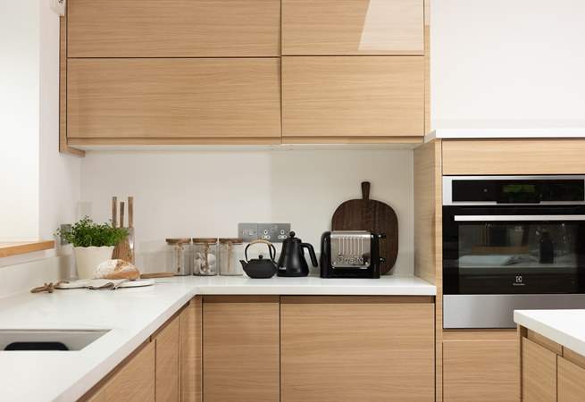 A lovely modern kitchen awaits you.