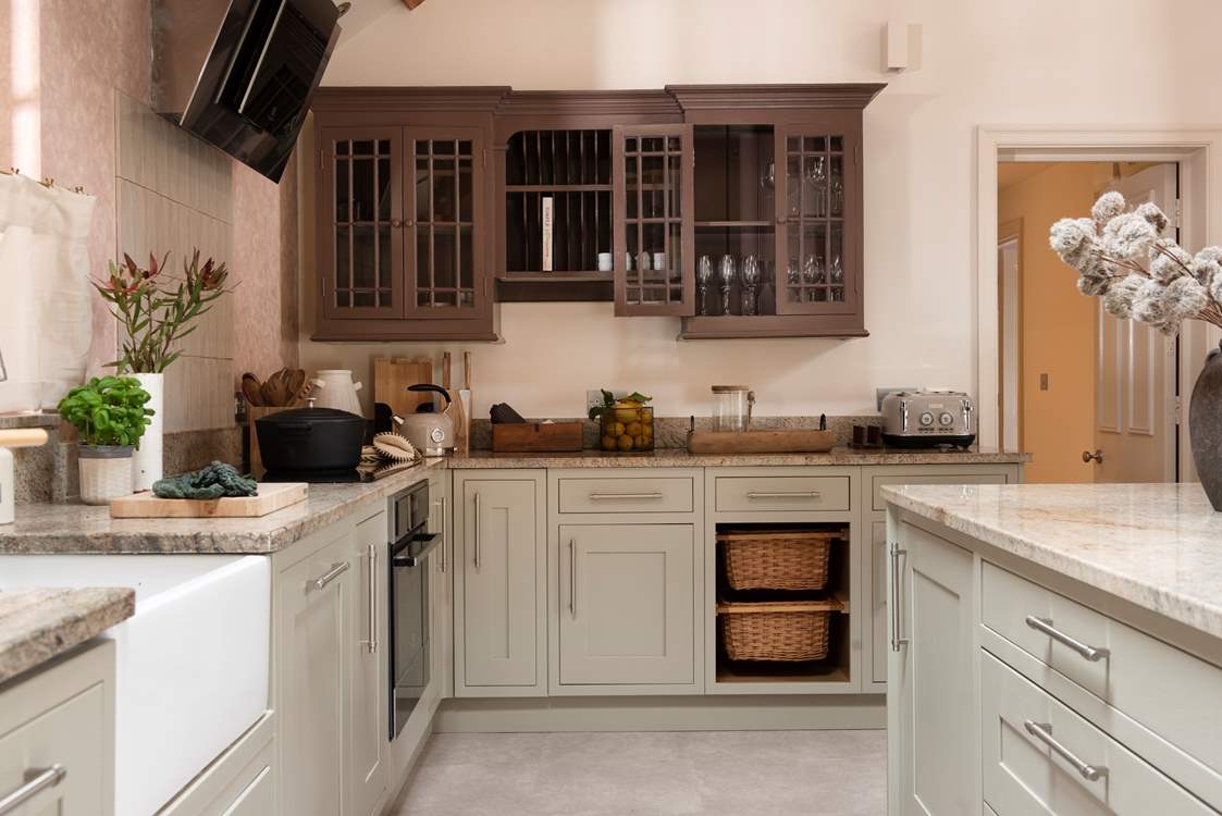 The beautiful kitchen ready for your stay. 