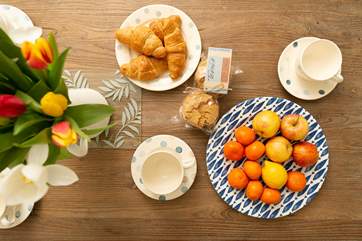 There are shops, a wonderful deli with treats to bring back to the cottage and several cafes all within easy walking distance along the Quay.