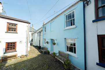 Poachers Cottage is a lovely little fisherman's cottage in a traditional car free cobbled courtyard setting just yards from the sea views.