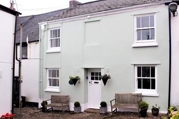 Poachers Cottage is a lovely little fisherman's cottage located in a car free cobbled courtyard setting just yards from the sea views.