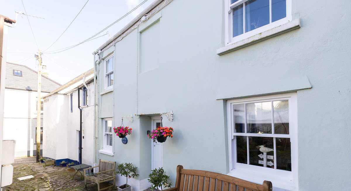 Set in a pretty cobbled courtyard, Poachers Cottage is a delight.