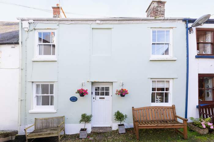 Poachers Cottage is a 2 bedroom dog-friendly fishermans cottage in Appledore
