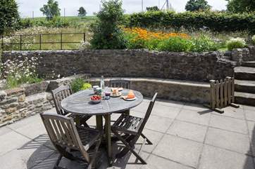 The perfect place to relax, with the tennis court in the background.