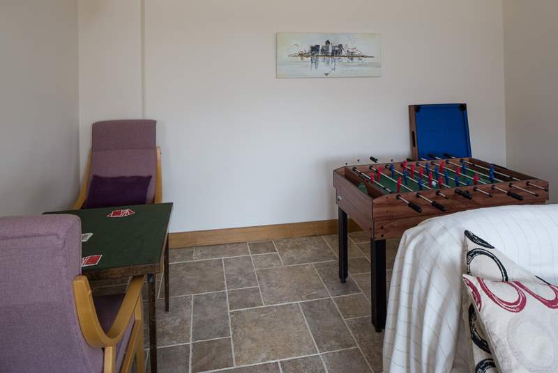 Guests young and old can enjoy this '4 in one' games-table; table-football, mini-pool, table-tennis and air hockey.