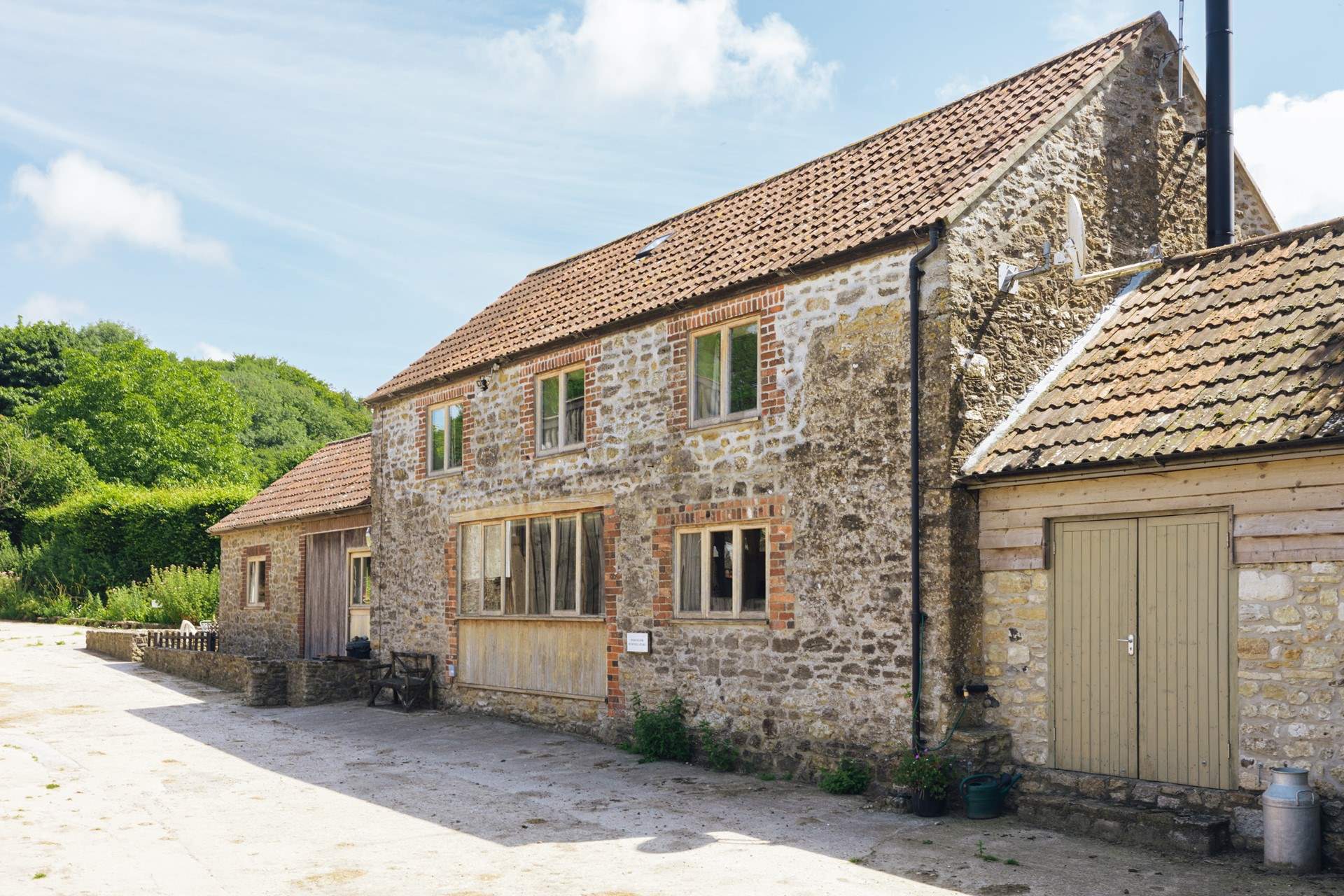 Sturthill Stable is a lovely barn conversion on a working farm in the most beautiful Dorset countryside, just a few miles inland from The Jurassic Coast.