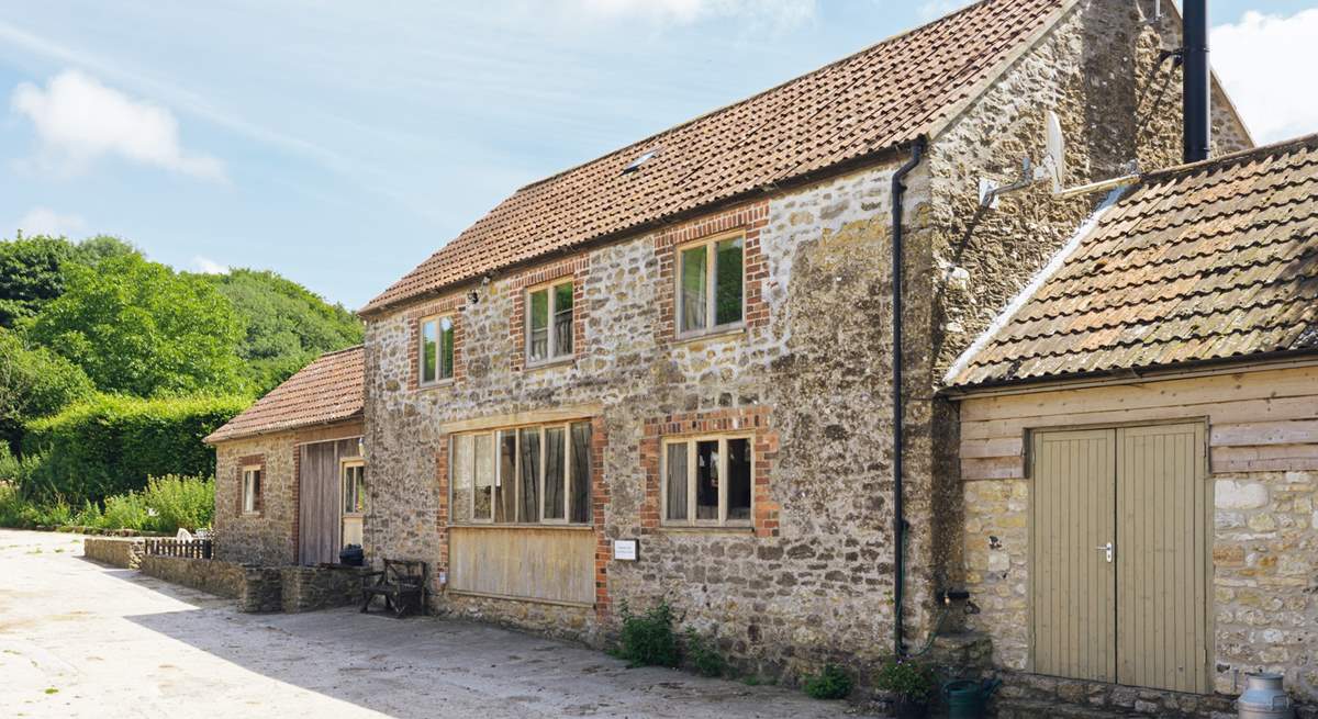 Sturthill Stable is a lovely barn conversion on a working farm in the most beautiful Dorset countryside, just a few miles inland from The Jurassic Coast (please note that dairy operations will cease at the farm on 24 March 2025).