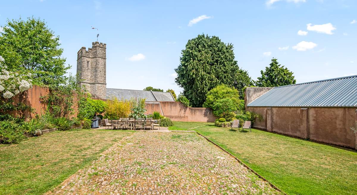 Lambs Lawn has a large enclosed garden which is very private. As well as an area of lawn and a wonderful outside table, there is a special play-area to amuse young children.