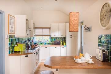 The fully equipped kitchen-area.