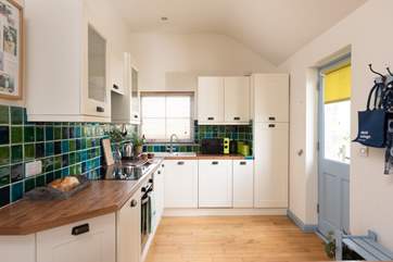 The fully equipped kitchen-area.