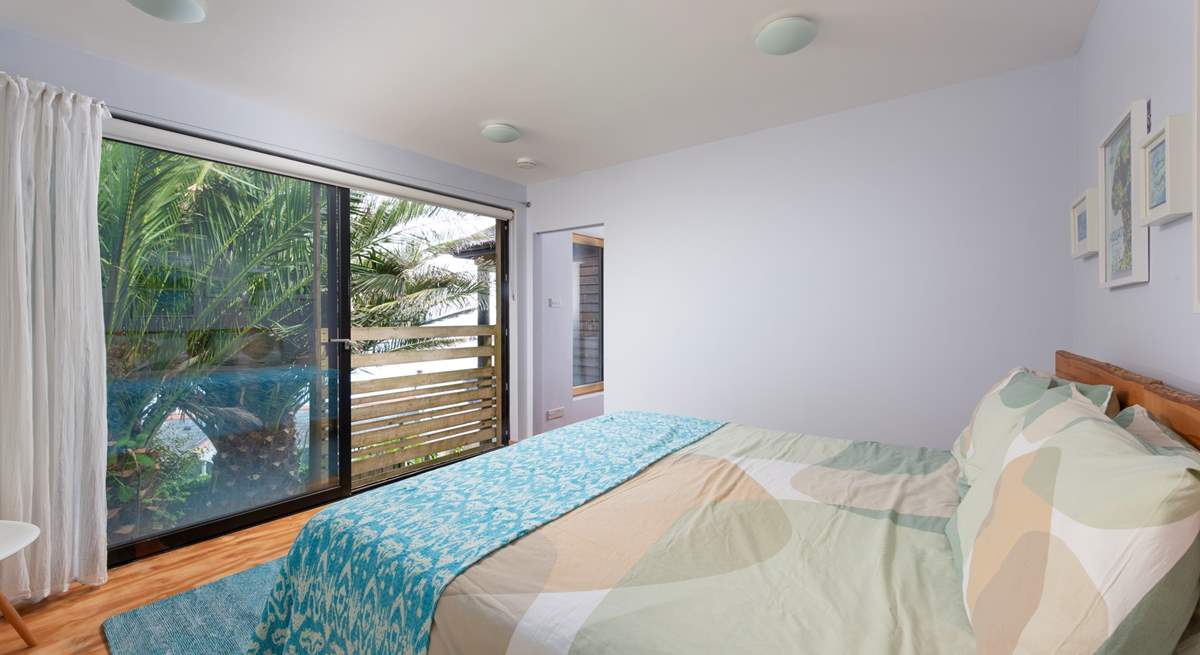 Palm tree fronds give this bedroom a Caribbean vibe.