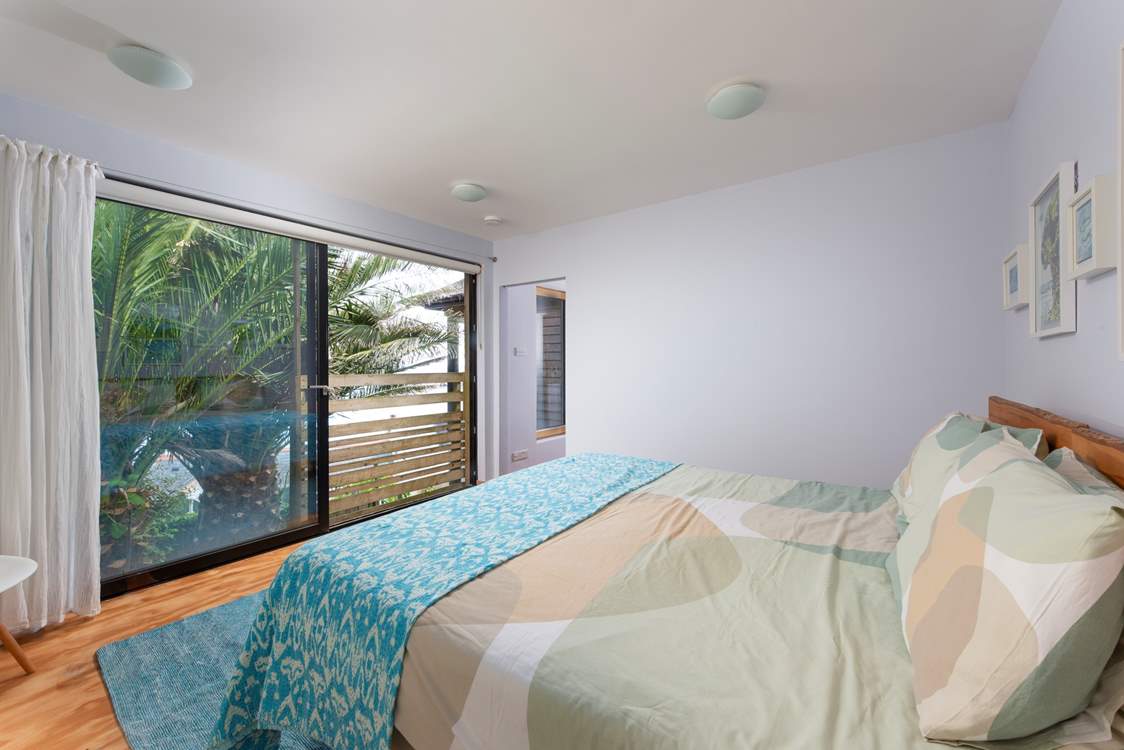 Palm tree fronds give this bedroom a Caribbean vibe.