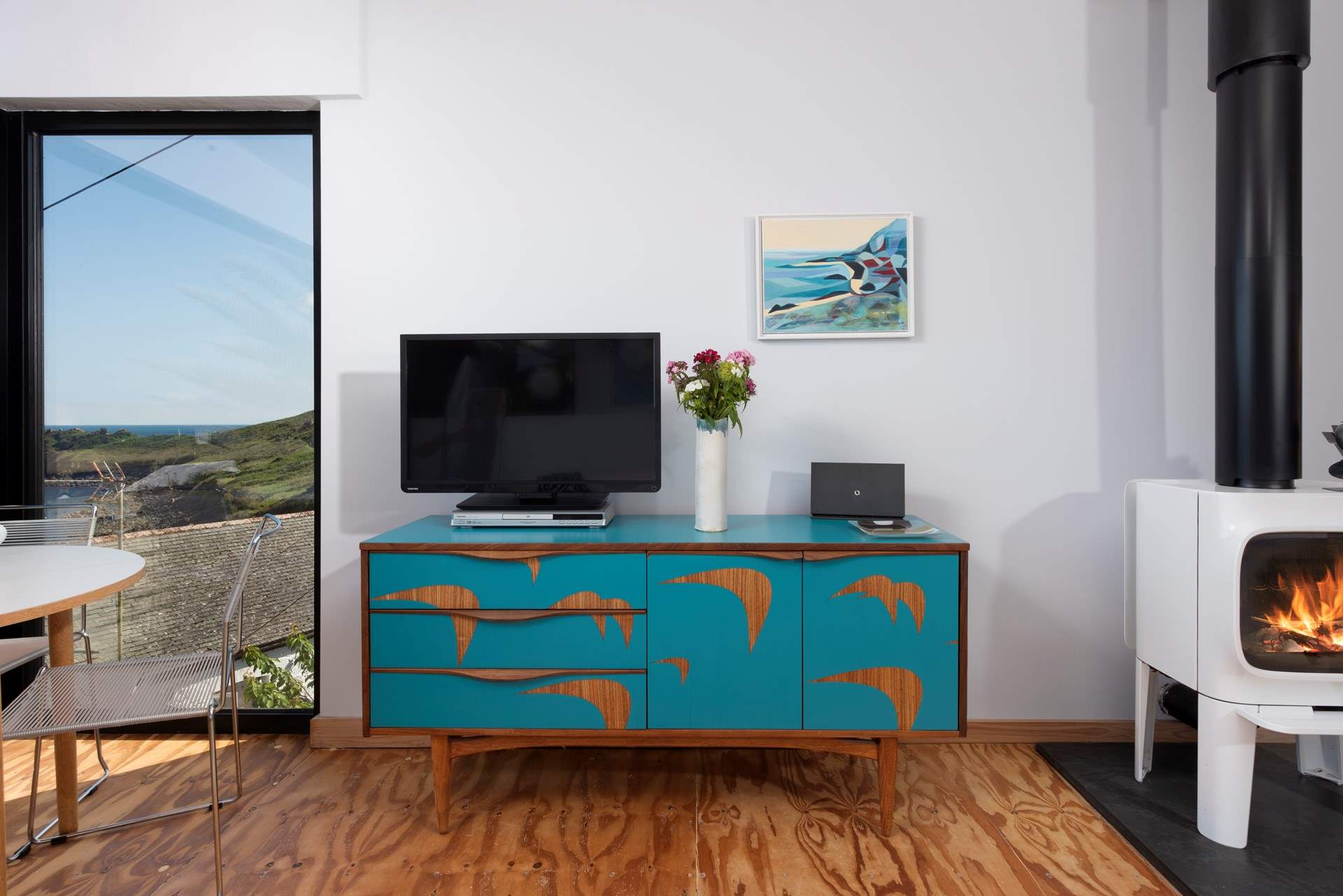 Timber textures pair seamlessly with floor to ceiling glass. 