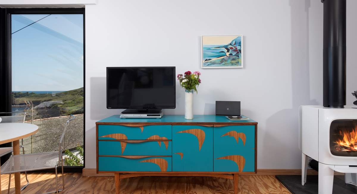 Timber textures pair seamlessly with floor to ceiling glass. 