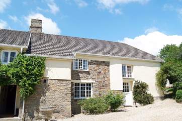 The front of Lower Hewton with the cottage on the right-hand end.