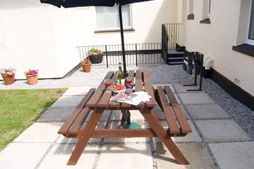 Enjoy meals al fresco .