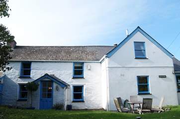 Sunnyside Cottage is a lovely detached cottage.