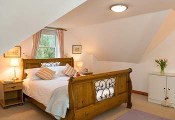 The double bedroom is very spacious with a lovely super-king double bed (6') - very nice!