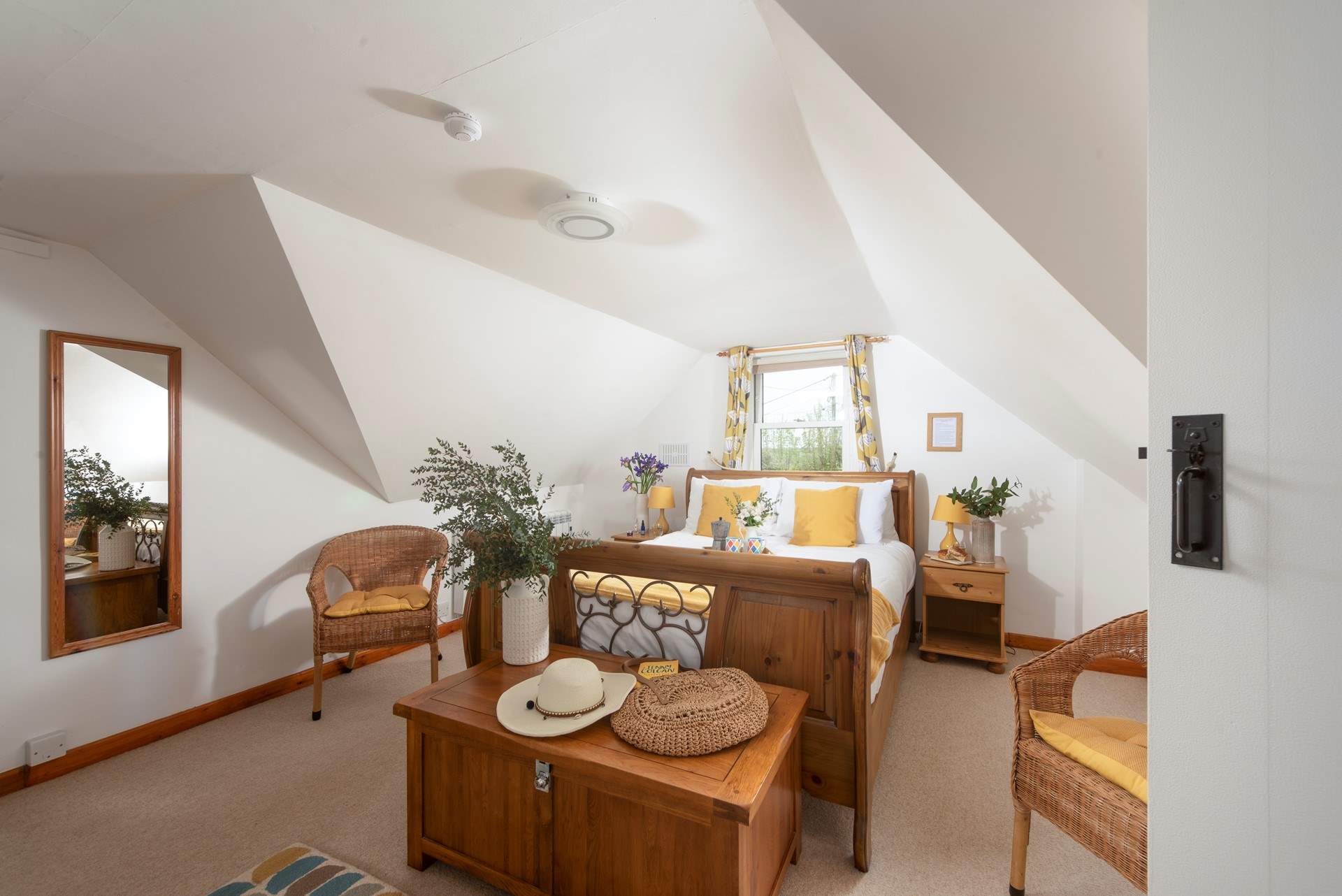 The principal bedroom is very spacious with a lovely king-size double bed (5') - very nice! With an an en suite bathroom too.