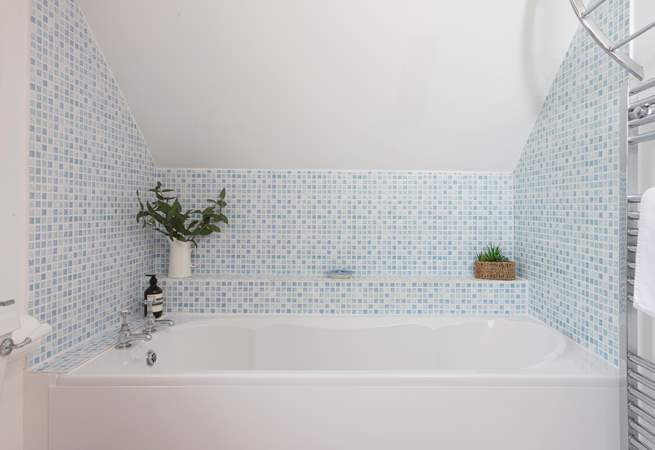 The lovely big tub in the en-suite bathroom to the principle bedroom. 