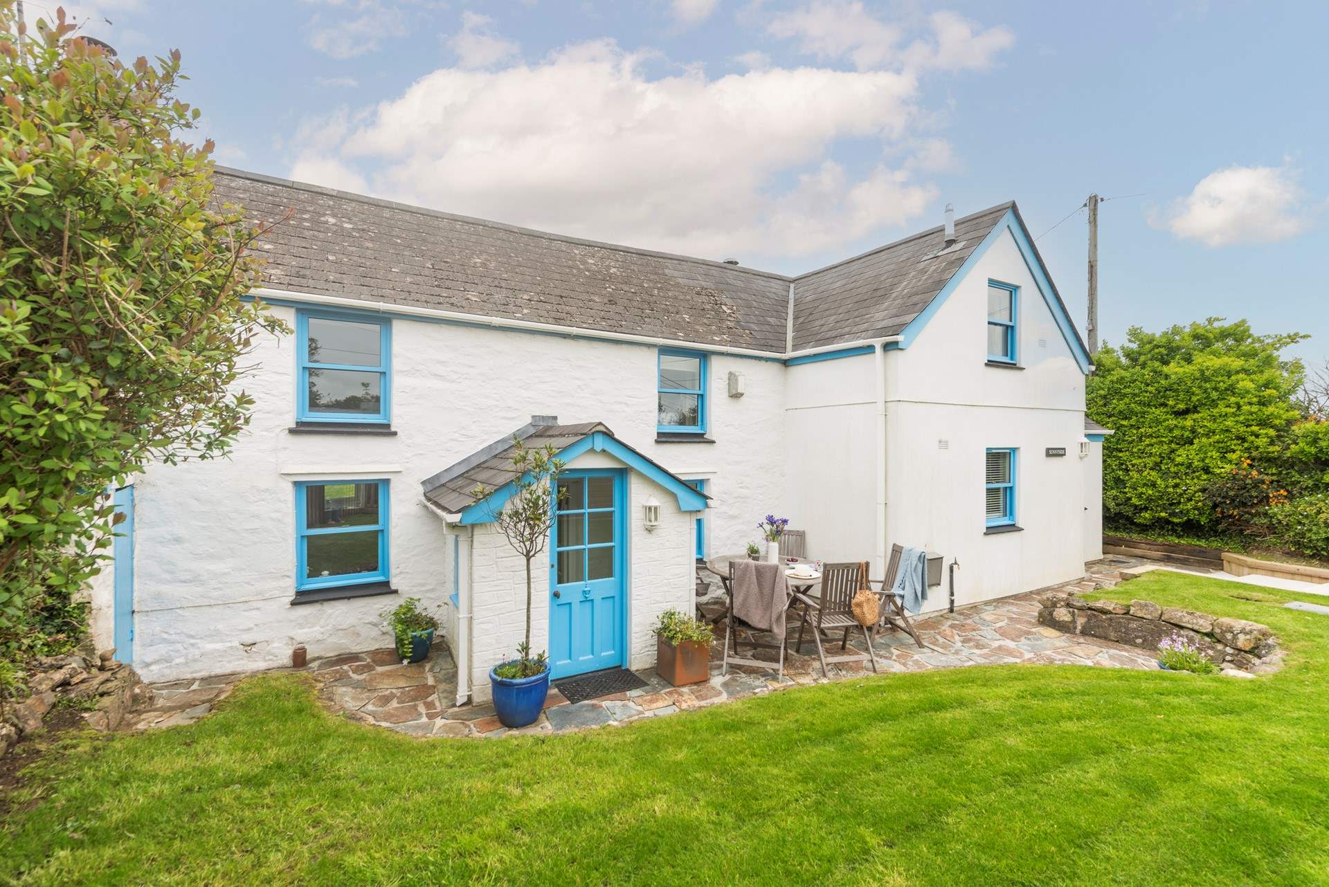 There is a lovely lawned garden at Sunnyside Cottage and garden room. 