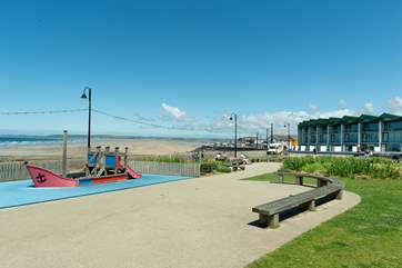 A long promenade along the seafront is great for strolling. There is a central park area with the shops and cafes around it.