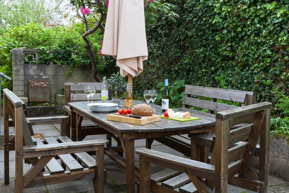 The garden is fabulous, and there are plenty of places to enjoy a sociable supper.