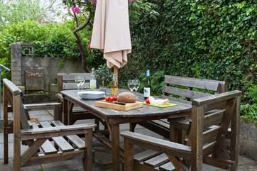 The garden is fabulous, and there are plenty of places to enjoy a sociable supper.