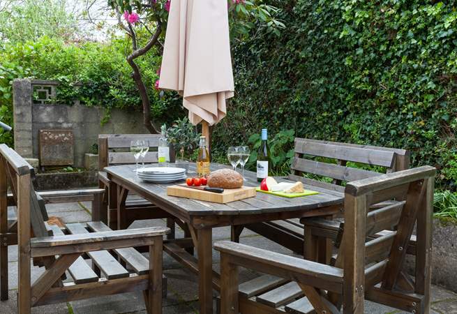 The garden is fabulous, and there are plenty of places to enjoy a sociable supper.