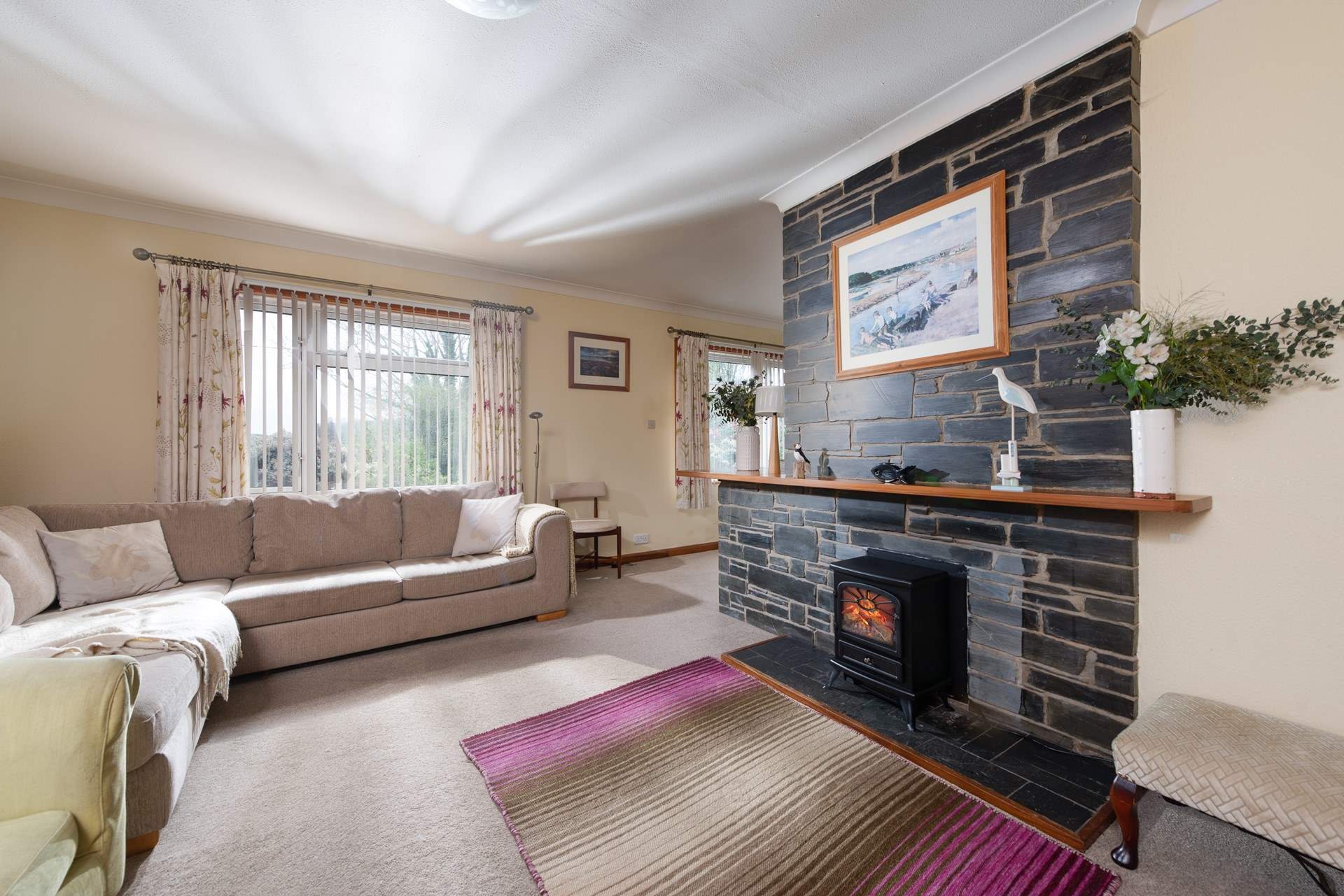 The light and sunny sitting-room.