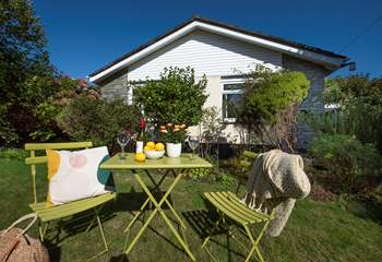 Welcome to Trevail a sweet bungalow so very close to the stunning beach in Carbis Bay.