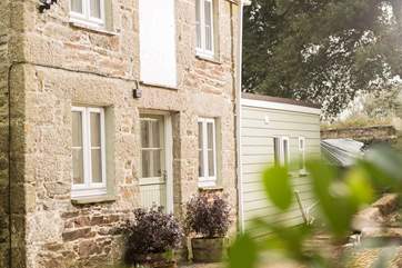 This pretty detached cottage is perfect for a short break or long stay.