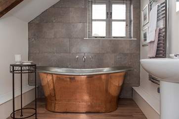 The rather luxurious family bathroom!