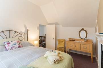 The pretty double bedroom (Bedroom 3).