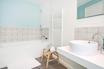 The en suite bathroom.