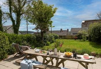 Welcome to The Summer House, a charming bungalow with sea views and just a minutes walk to the glorious beach at Perranuthnoe.