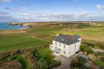 Kynance Bay House is adjacent to Frog Rock Cottage, which shares this fabulous location along with the owners' private property.