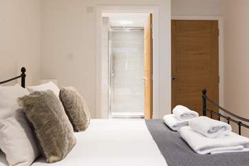 The door from the main bedroom, leading into the en suite.