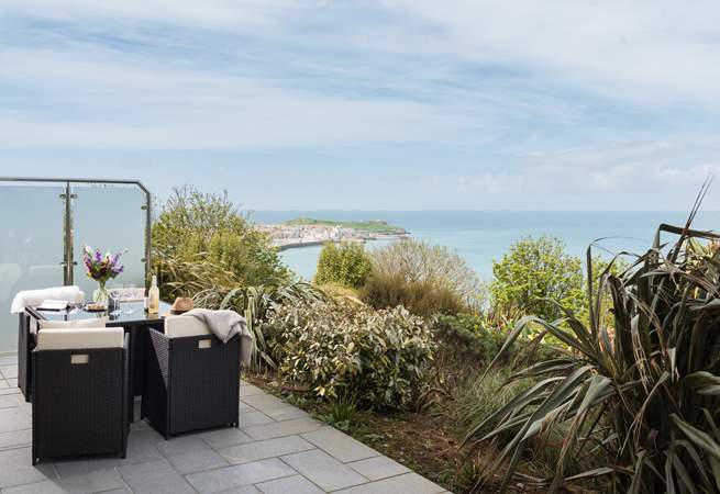 Welcome to Island Time, a contemporary luxury apartment with direct access to the stunning Porthminster beach.
