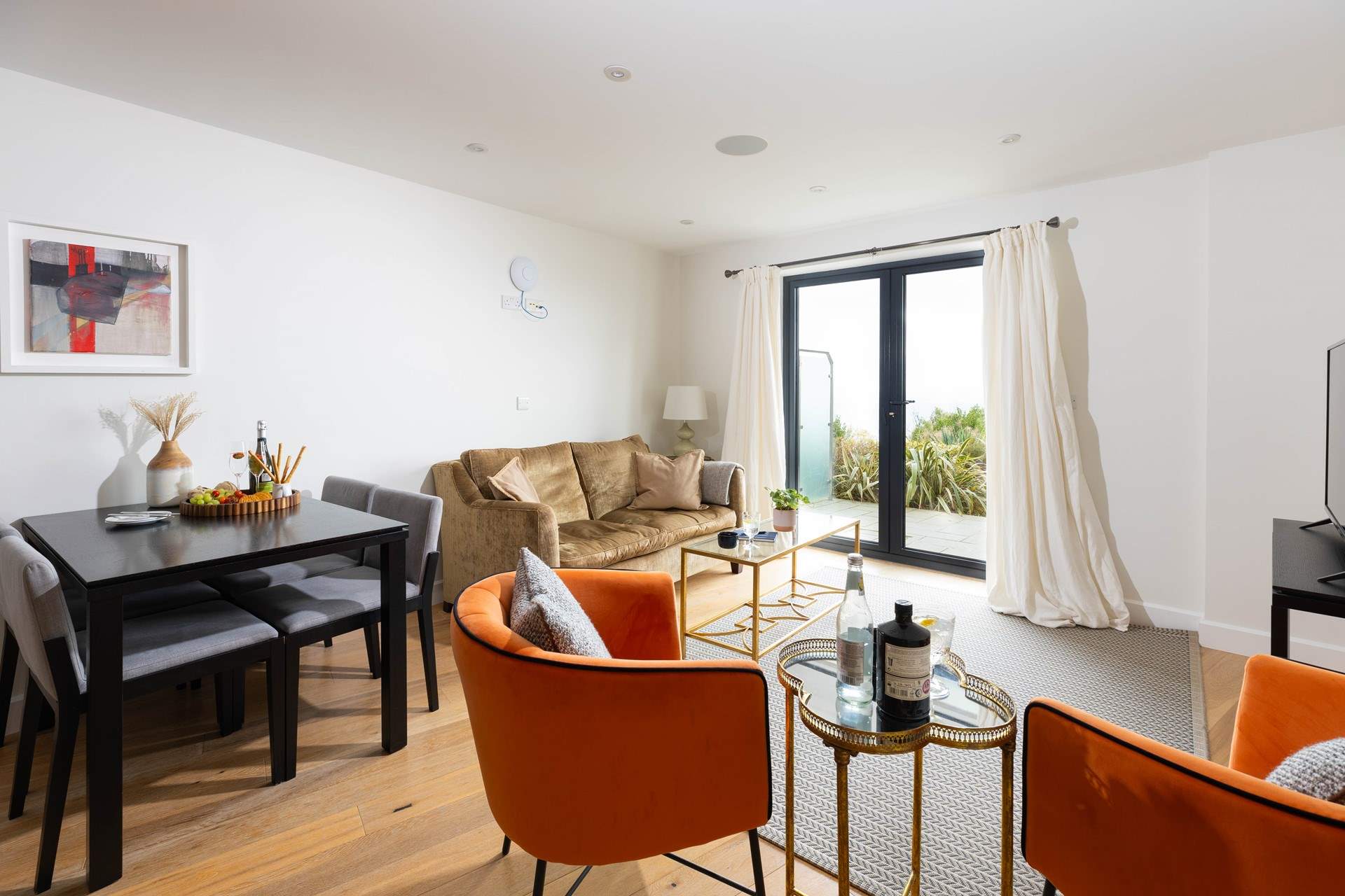 A cleverly designed open plan space drawing you to the tropical gardens and sea views that surround this property.