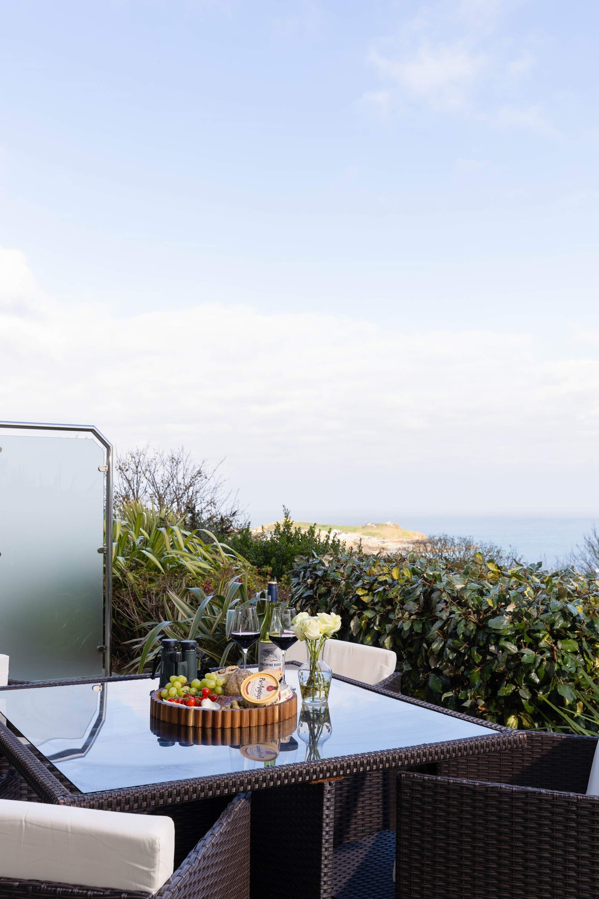 Share your memories on the gorgeous terrace overlooking the ever so popular St Ives.