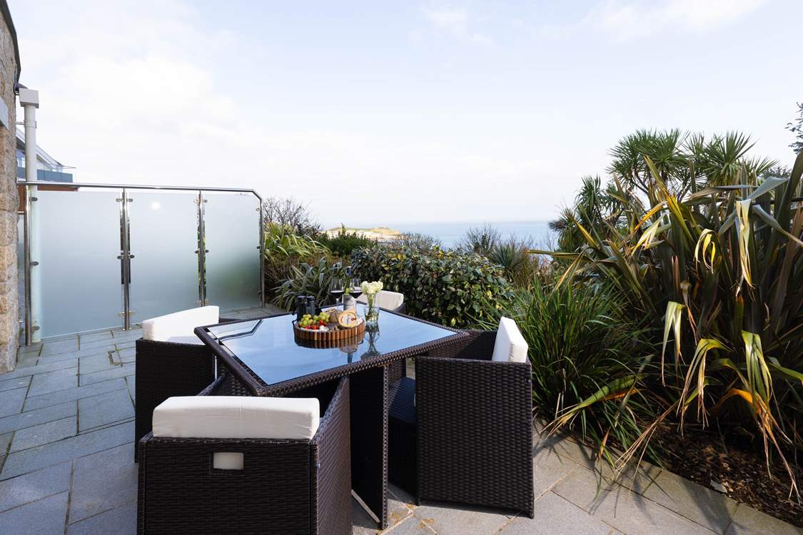 Welcome to Island Time, a contemporary luxury apartment with direct access to the stunning Porthminster beach.