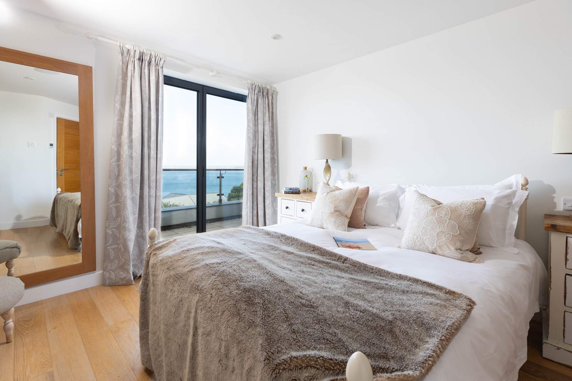 Wake up in a sumptuous king-size bed (bedroom 1), to the turquoise waters of the Cornish coast.