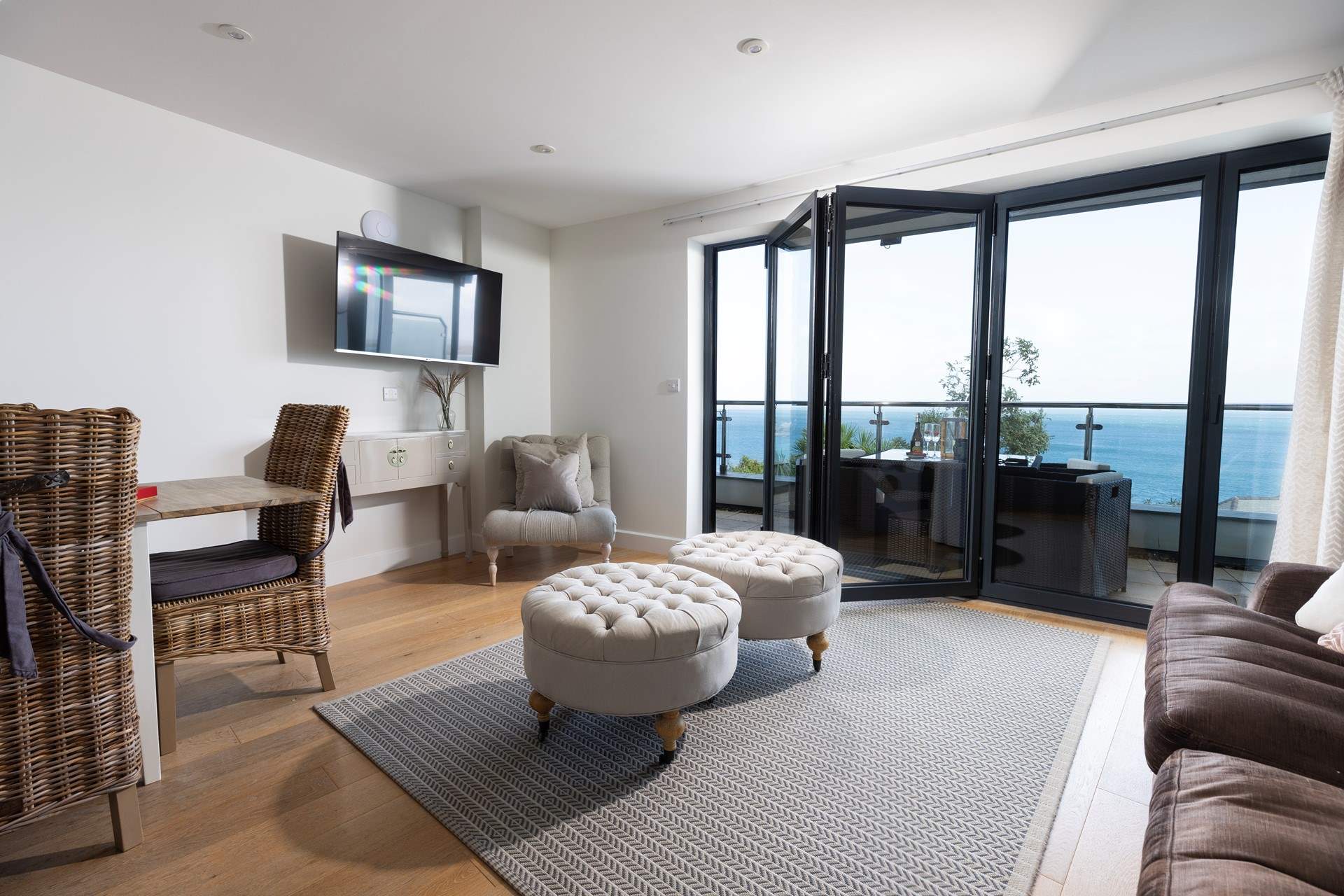 The modern elegance of Blue Breeze's open plan living space is filled with the natural light that draws so many artists to this beautiful area.