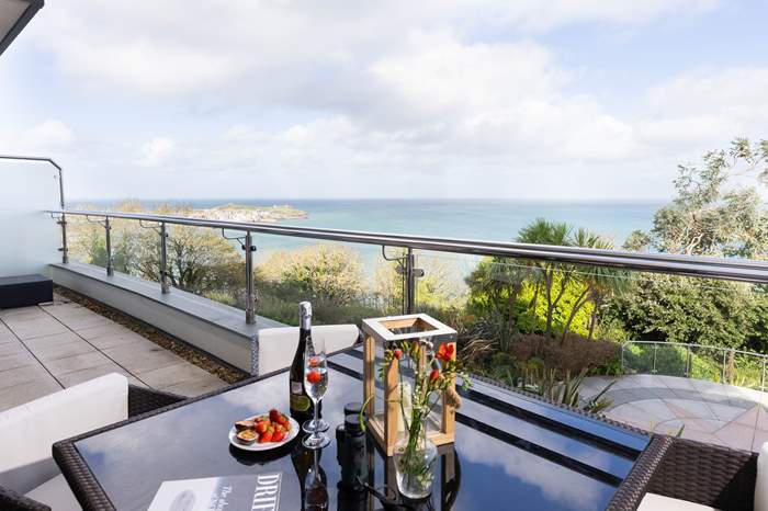 Blue Breeze-Morwenstow 7 is a 2 bedroom holiday apartment with sea views in St Ives, West Cornwall.